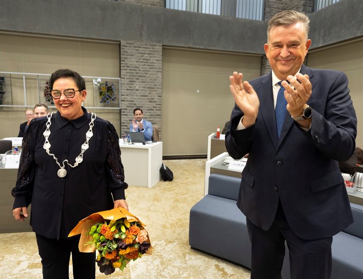Burgemeester Leurs-Mordang en gouverneur Roemer bij de herbenoeming