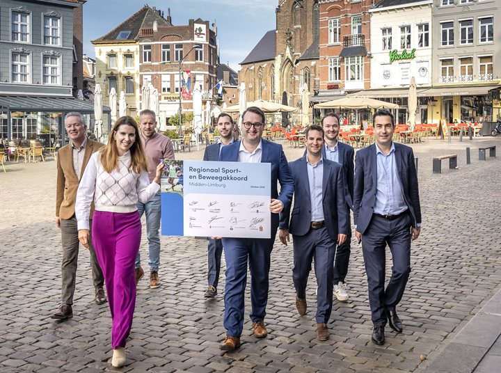 Gedeputeerde Marc van Caldenberg (midden) ondertekende met de Midden-Limburgse wethouders het Sport- en Beweegakkoord