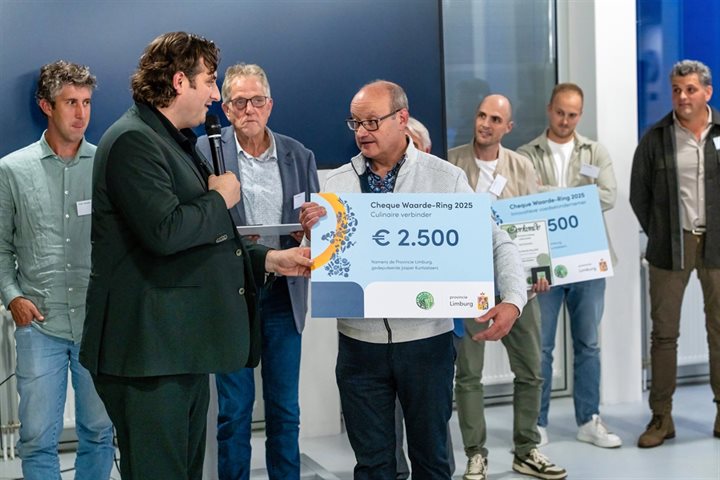 Gedeputeerde Kuntzelaers overhandigd één van de winnaars de bijbehorende cheque